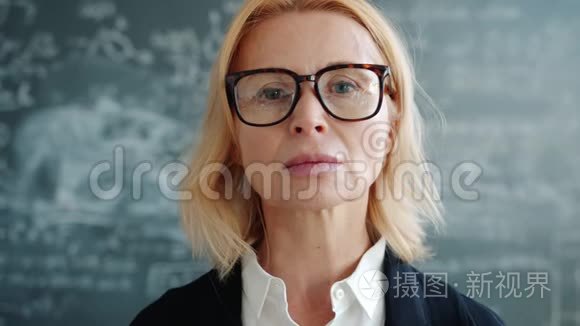 大学班戴眼镜看镜头的严肃女科学家画像
