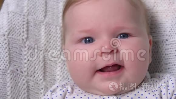 蓝眼睛的婴儿好奇地看着照相机视频