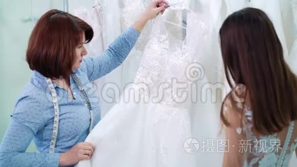 为年轻新娘展示婚纱的裁缝视频