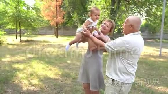 祖父母和他们的孙子玩得很开心视频