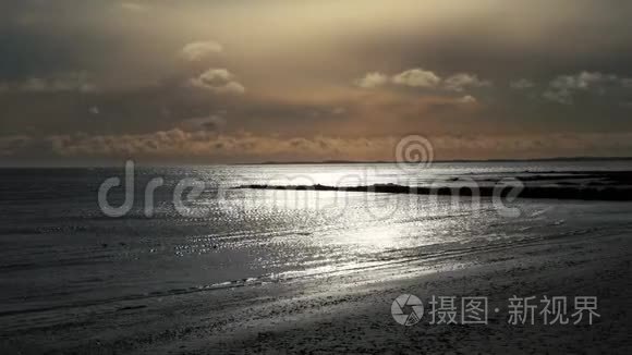 塞纳河沿岸有波光粼粼的海面视频