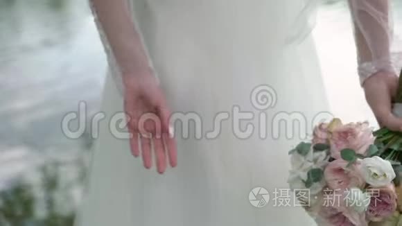 新娘背着她的花束