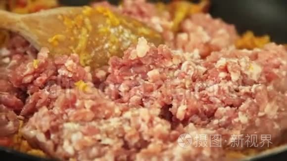 油炸肉类和烹饪博洛尼亚意大利面和奶酪