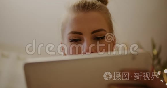 女人在圣诞节用数码平板电脑视频