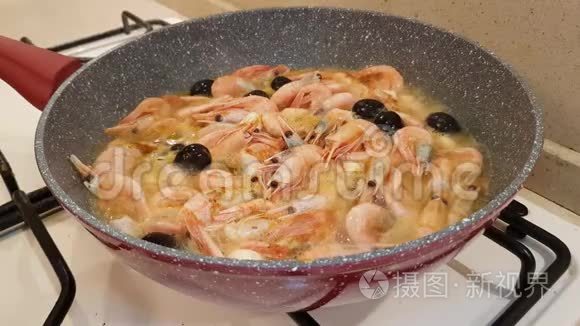 煎锅里有橄榄的虾
