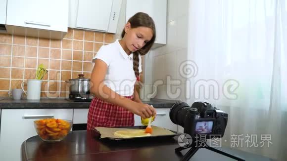 年轻女孩美食博主在线烹饪杏派视频