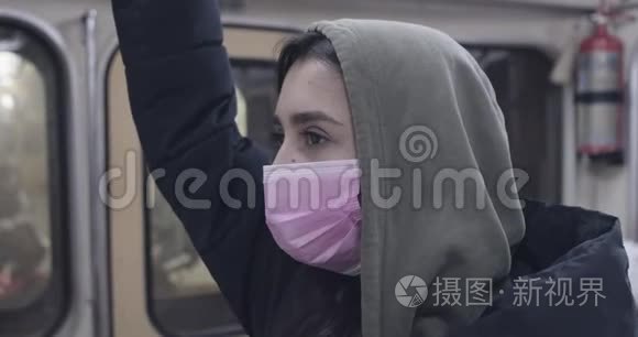 地下旅行的保护性医疗年轻妇女视频