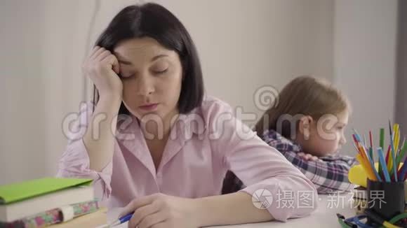 悲伤的白种人女人回首不听话的女儿和签名的肖像。 做父母帮女孩做的事