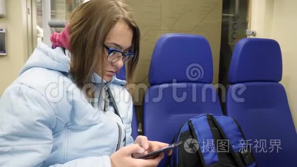 女子使用智能手机在货车列车视频