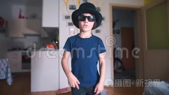 一个戴眼镜戴帽子的孩子在跳舞视频