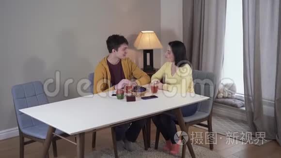 乐观的高加索人母亲和儿子给予高五和谈话的最高看法。 快乐的女人喝茶聊天