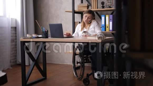 轮椅上的残疾妇女在家远程办公视频