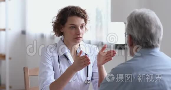 女医生在谈话，正在检查住院的老年病人