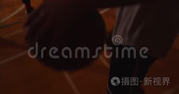 两个年轻的篮球运动员打篮球比赛业余爱好者大厅体育球拍运球耐力