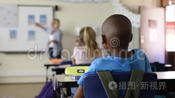 骄傲的非洲学校男孩视频