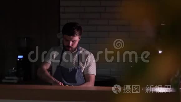 晚上一个男人在厨房准备食物视频