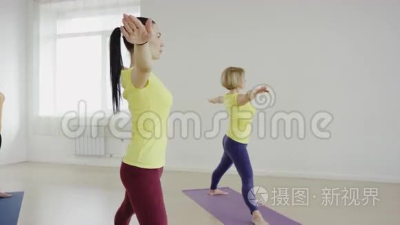瑜伽课在健身房的运动垫上做眼镜蛇姿势