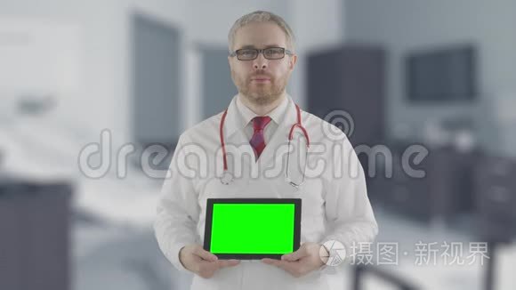 有关医生持有现代平板电脑与绿色屏幕，拍摄在红色相机。 阿尔法哑光，便于图片或视频