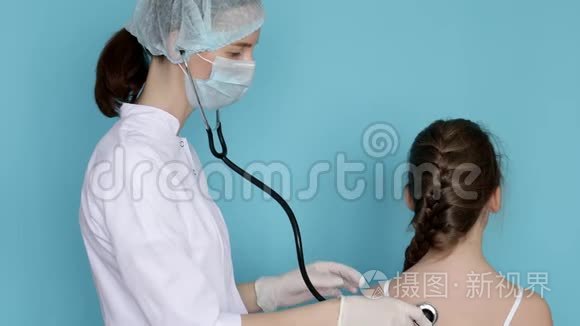 女医生用听音筒听女孩呼吸视频