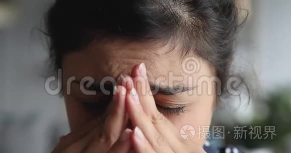 精疲力竭的年轻印度妇女患有偏头痛。