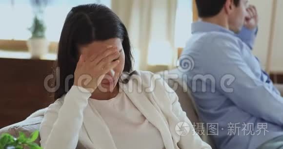 与丈夫吵架后妻子想着关系问题视频