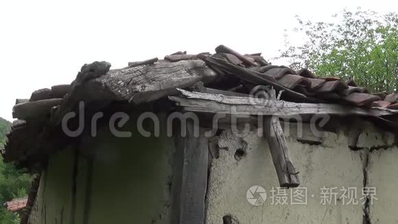 旧茅屋上一个破旧的屋顶视频