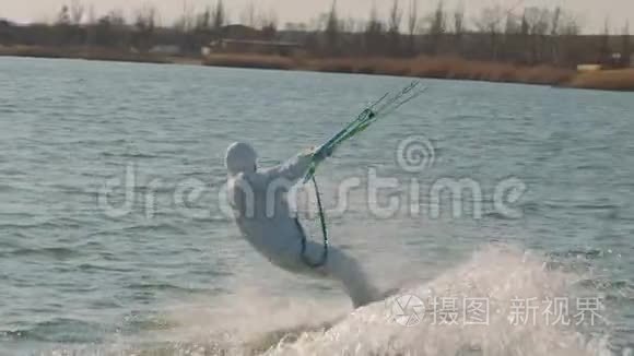 穿着医用个人防护装备的男子在海洋风筝冲浪，极限夏季运动慢动作。 病毒