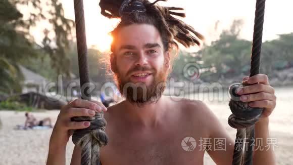 在海滨荡秋千的男子发型视频