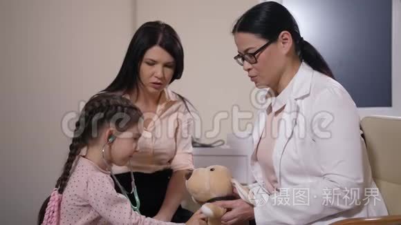 在诊所使用听诊器的儿童病人视频
