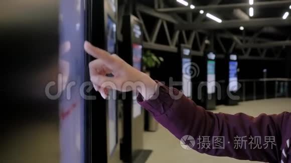 妇女手用触摸屏展示展览互动亭视频