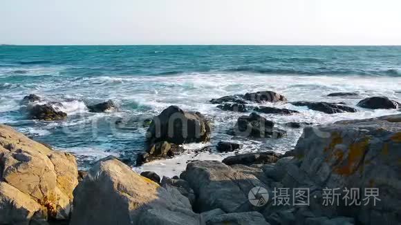 海浪冲击着海岸上的岩石视频