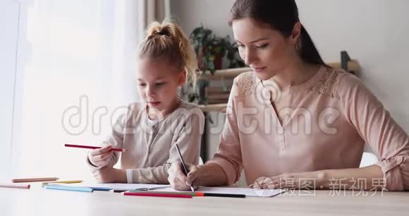快乐妈妈在家帮小女儿画彩色铅笔