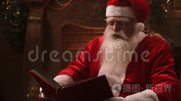 真正的圣诞老人在家壁炉旁看书视频