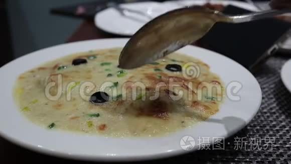 用勺子吃盘子里的千层面