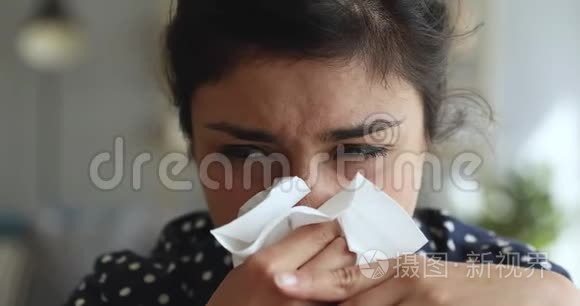的印度女人拿着手帕流鼻涕视频