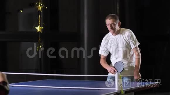 成年脑瘫男子打乒乓球视频