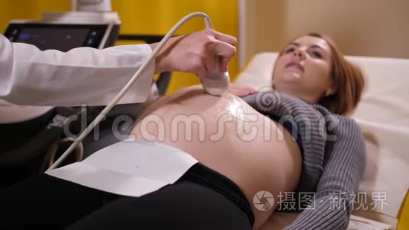临床超声扫描年轻孕妇视频