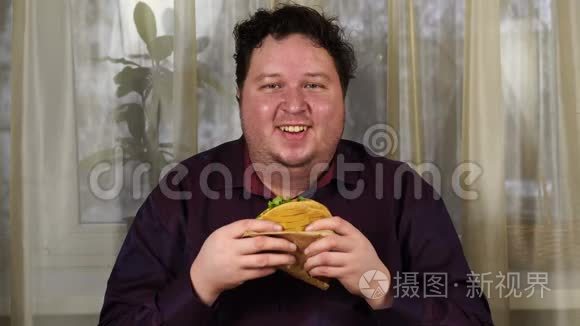 年轻人拿着三明治。 胖子吃快餐。 玉米饼不是有用的食物。 很饿的家伙。