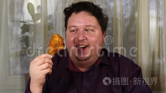 饥饿的男人拿着一块炸鸡