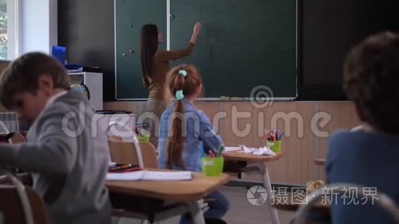 女教师在黑板上写数学方程式视频