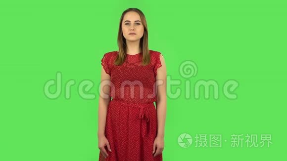 穿着红色衣服的温柔女孩用震惊的表情说哇。 绿色屏幕