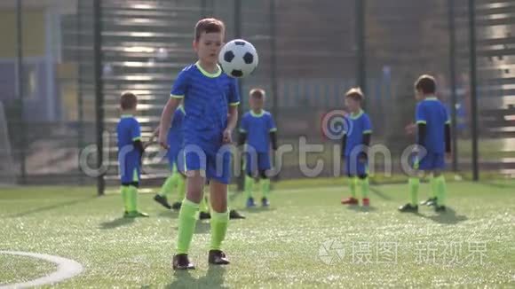 青少年足球运动员踢球训练视频