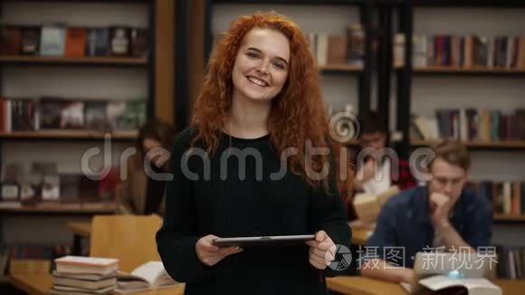 一位漂亮的、长着红色头发的欧洲女学生站在高中图书馆的肖像，微笑着，微笑着