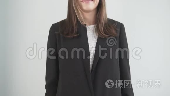 女商人双手交叉迎接中国同事视频