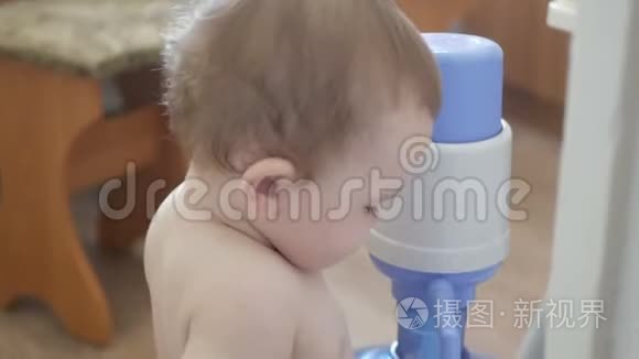 有趣的宝宝玩饮水机视频