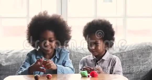两个可爱的非洲孩子在家玩游戏