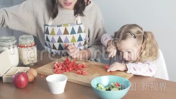 妈妈和小女儿做蔬菜沙拉
