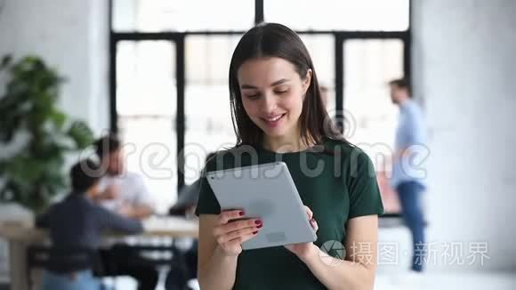 年轻的女商人用数码平板电脑办公