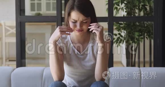 不健康的年轻女人患有悸动的头痛。