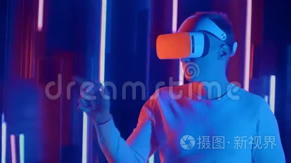 虚拟现实耳机触摸虚拟物体的人视频